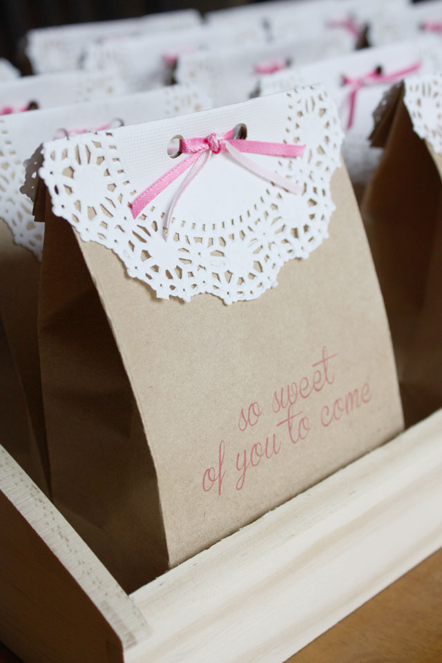 These sweet, doily-topped favor bags are perfect for birthday parties and baby showers.