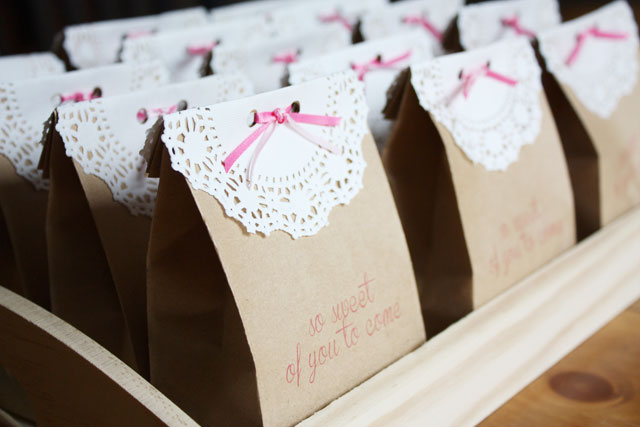 These sweet, doily-topped favor bags are perfect for birthday parties and baby showers.