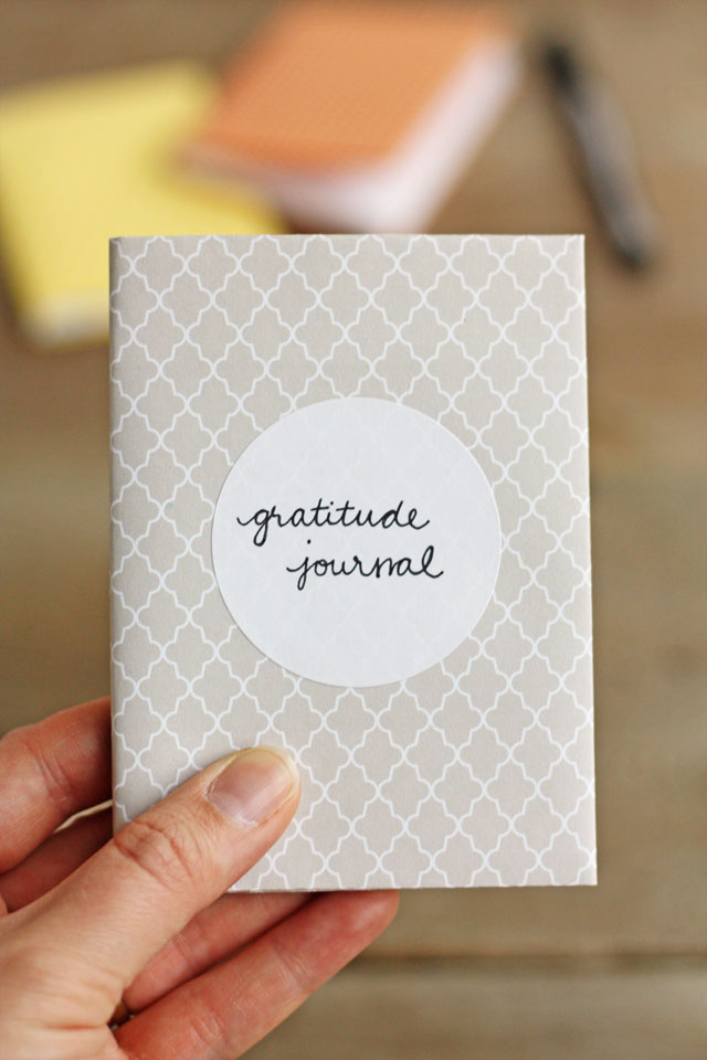 Make these quick gratitude journals to help you be more mindful this Thanksgiving season.