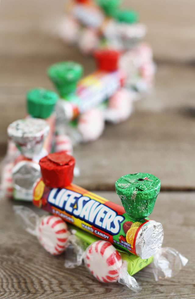 Make these DIY Christmas candy trains for teacher gifts, party favors, present toppers, or ornaments! A perfect holiday craft for kids.