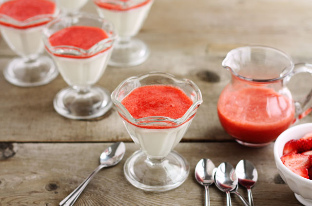 easy panna cotta with strawberry coulis