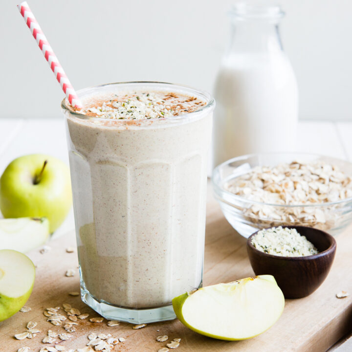 A breakfast smoothie with apples, oats, and spices