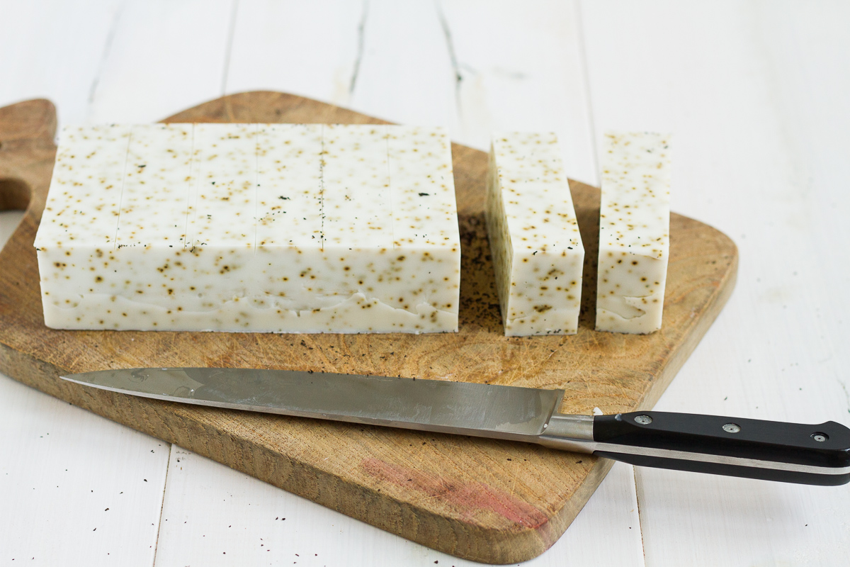 Homemade earl grey tea soap! An easy afternoon project thanks to a triple butter melt-and-pour soap base and luscious essential oils.