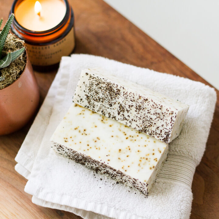 Homemade earl grey tea soap! An easy afternoon project thanks to a triple butter melt-and-pour soap base and luscious essential oils.