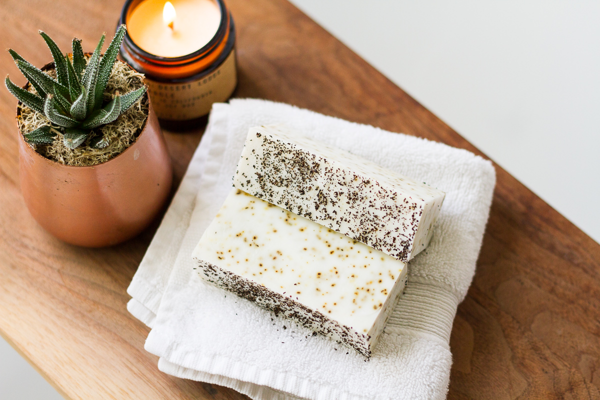 Homemade earl grey tea soap! An easy afternoon project thanks to a triple butter melt-and-pour soap base and luscious essential oils.