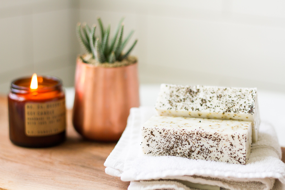 Homemade earl grey tea soap! An easy afternoon project thanks to a triple butter melt-and-pour soap base and luscious essential oils.