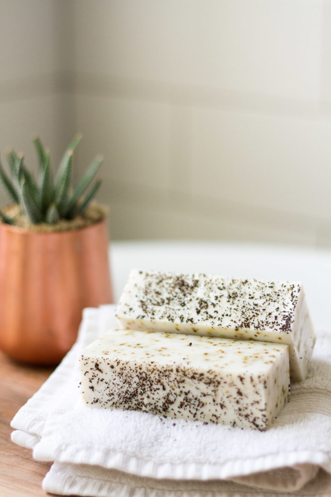 Homemade earl grey tea soap! An easy afternoon project thanks to a triple butter melt-and-pour soap base and luscious essential oils.