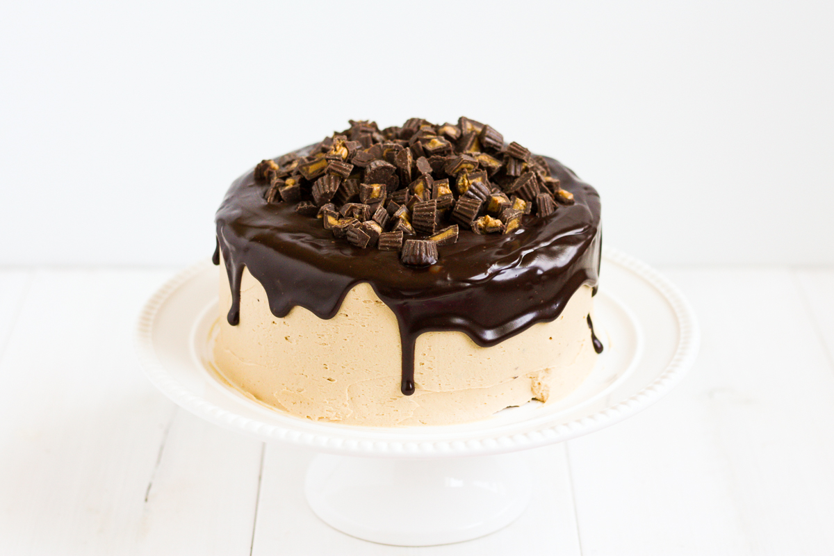 Peanut butter chocolate layer cake | Everybody's favorite flavor combination in a delicious layer cake! Chocolate cake covered in fluffy peanut butter frosting and silky-smooth milk chocolate ganache.