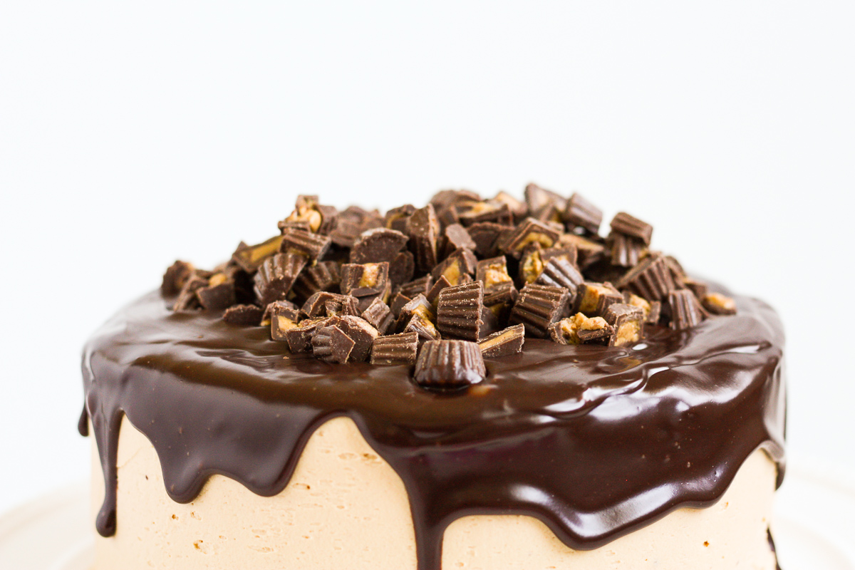 Peanut butter chocolate layer cake | Everybody's favorite flavor combination in a delicious layer cake! Chocolate cake covered in fluffy peanut butter frosting and silky-smooth milk chocolate ganache.