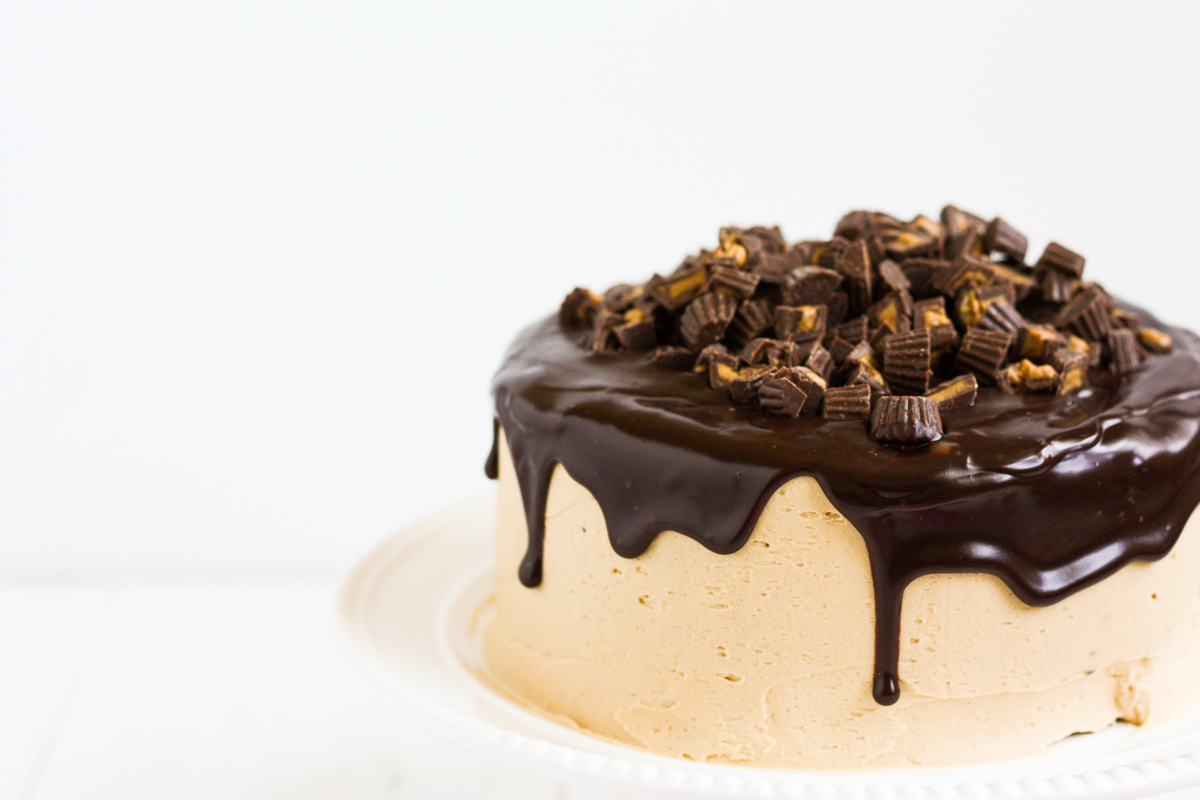 Peanut butter chocolate layer cake | Everybody's favorite flavor combination in a delicious layer cake! Chocolate cake covered in fluffy peanut butter frosting and silky-smooth milk chocolate ganache.