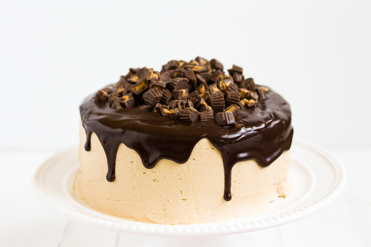 Peanut butter chocolate layer cake | Everybody's favorite flavor combination in a delicious layer cake! Chocolate cake covered in fluffy peanut butter frosting and silky-smooth milk chocolate ganache.