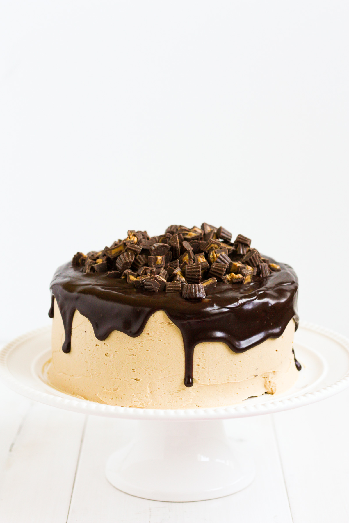 Peanut butter chocolate layer cake | Everybody's favorite flavor combination in a delicious layer cake! Chocolate cake covered in fluffy peanut butter frosting and silky-smooth milk chocolate ganache.