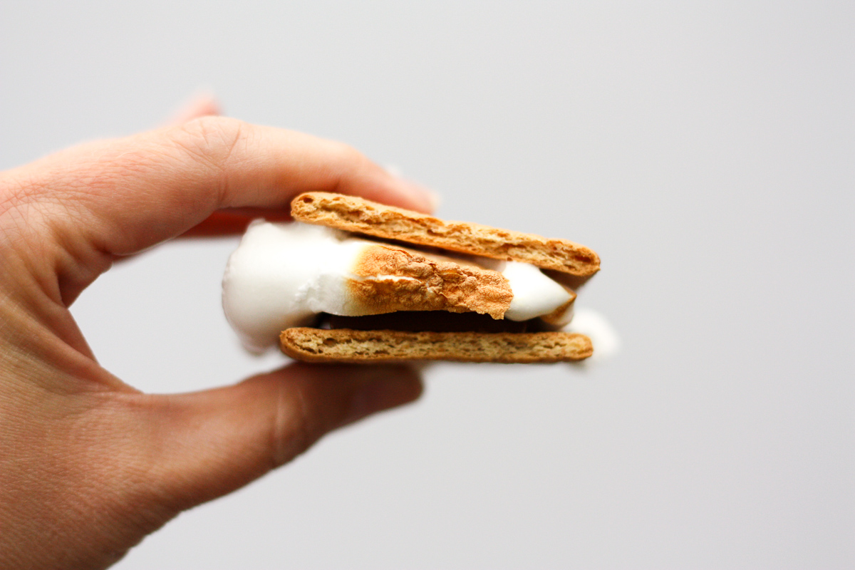 spread s'more love this summer by making these cute DIY s'mores kits for friends, family, and neighbors!