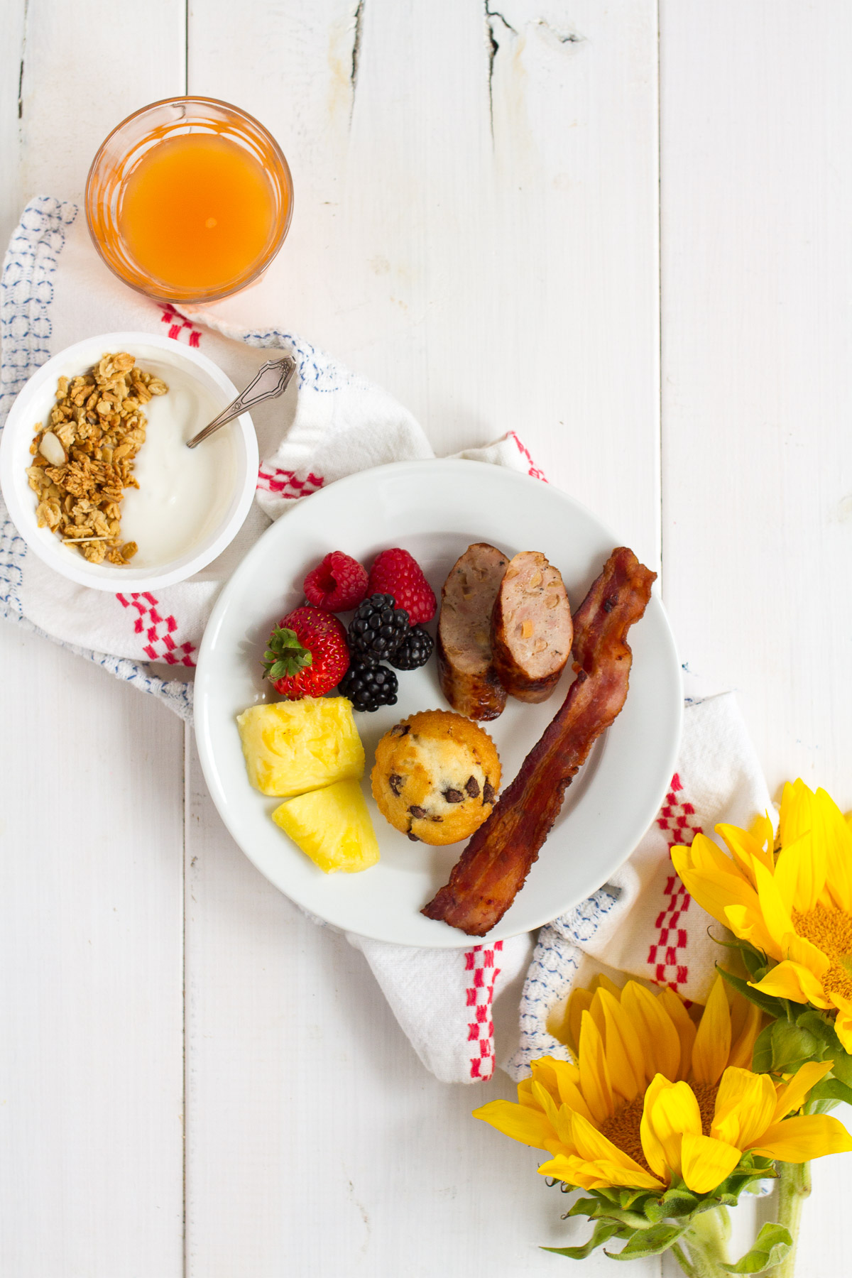 I'm sharing my tips for putting together an effortless summer brunch!