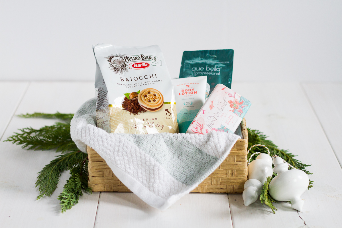 I've got an easy recipe for the perfect gift basket every time: pair a cute treat with a delicious snack like Mulino Bianco cookies from the grocery store!