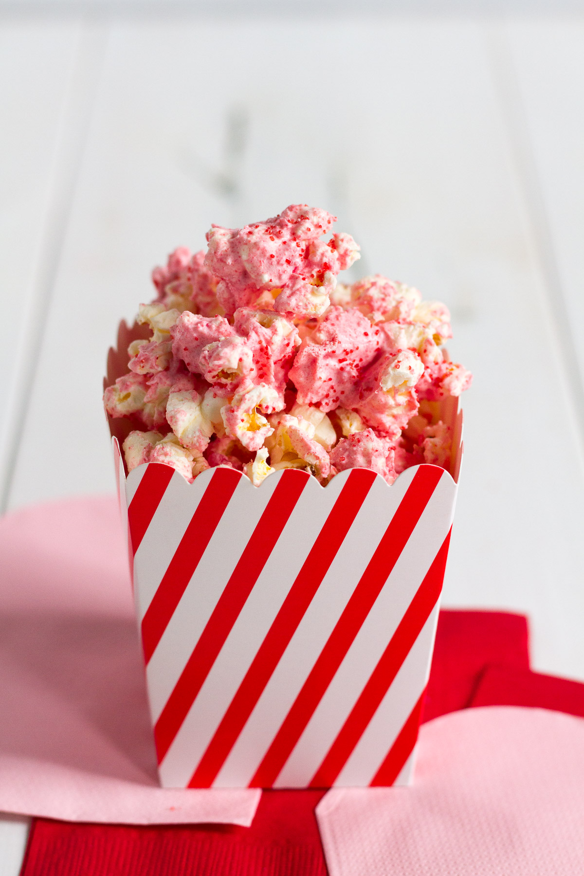 red hot white chocolate cinnamon popcorn with printable gift tag