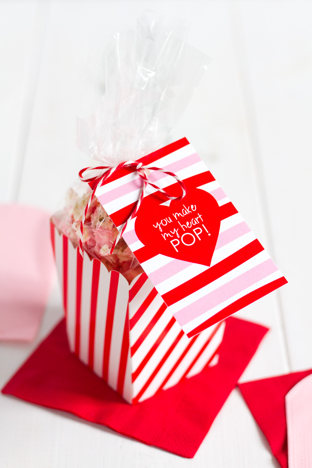 red hot white chocolate cinnamon popcorn with printable gift tag