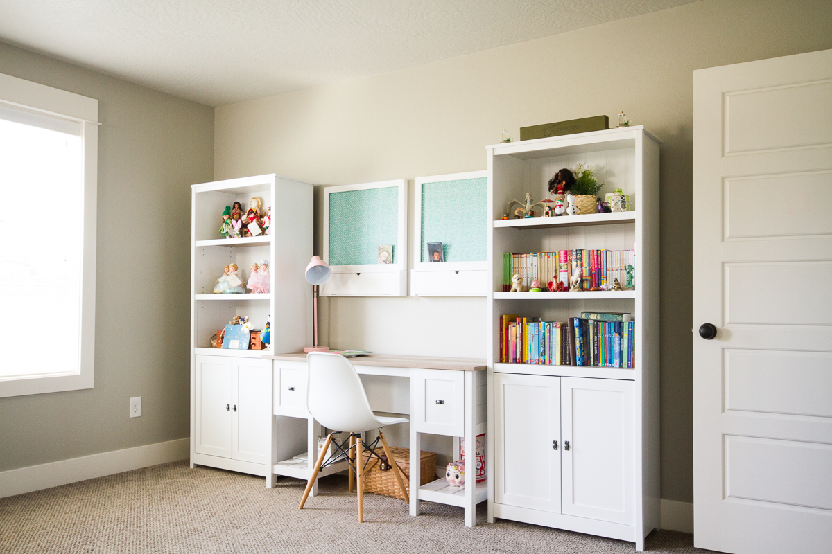 We finally finished our daughter's bedroom makeover for the Spring 2019 One Room Challenge! Check out our "english country garden/menagerie" room reveal.