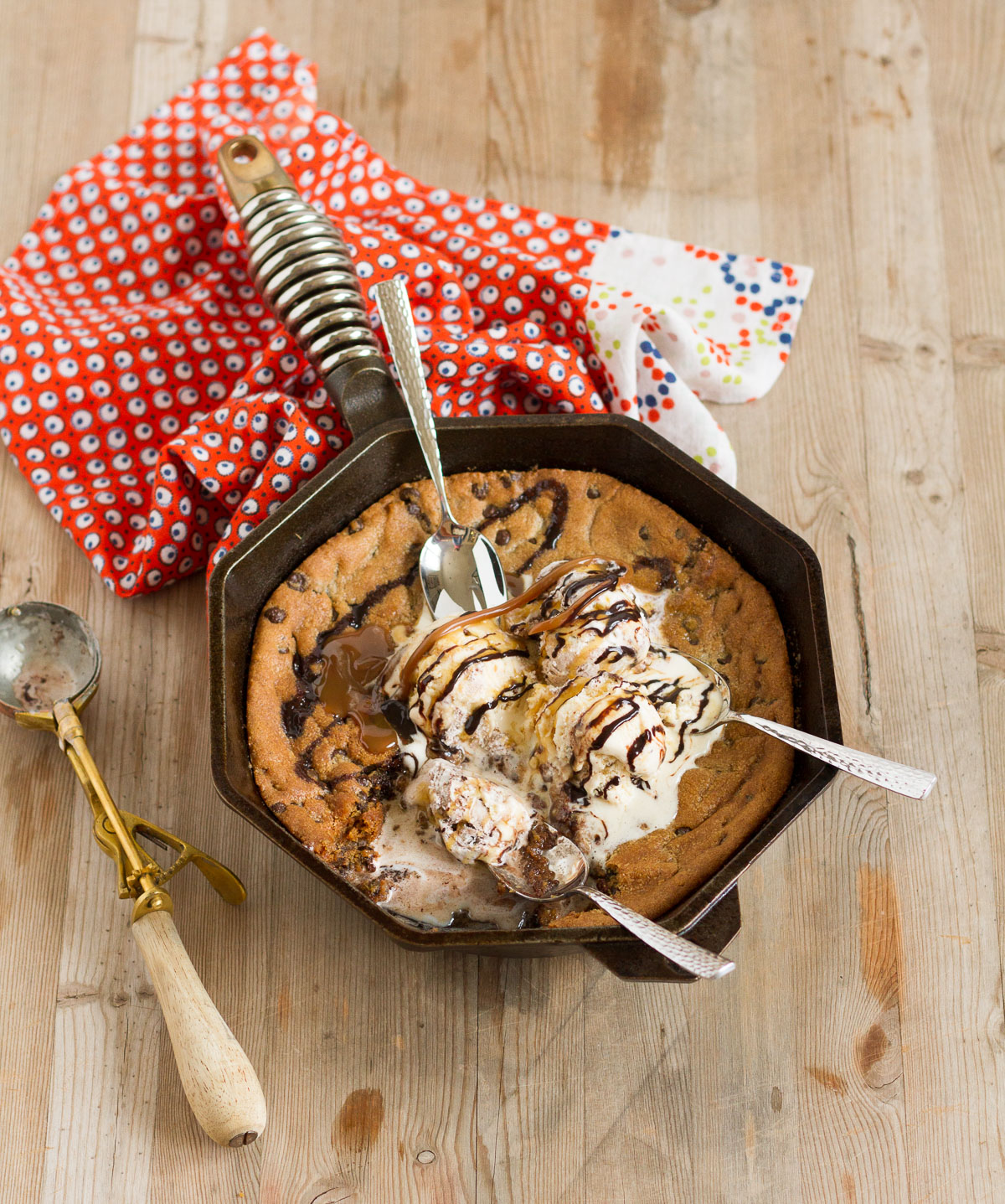 Giant Chocolate Chip Skillet Cookie – The Beader Chef