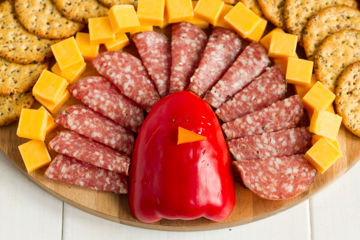 A cute turkey charcuterie board for Thanksgiving.